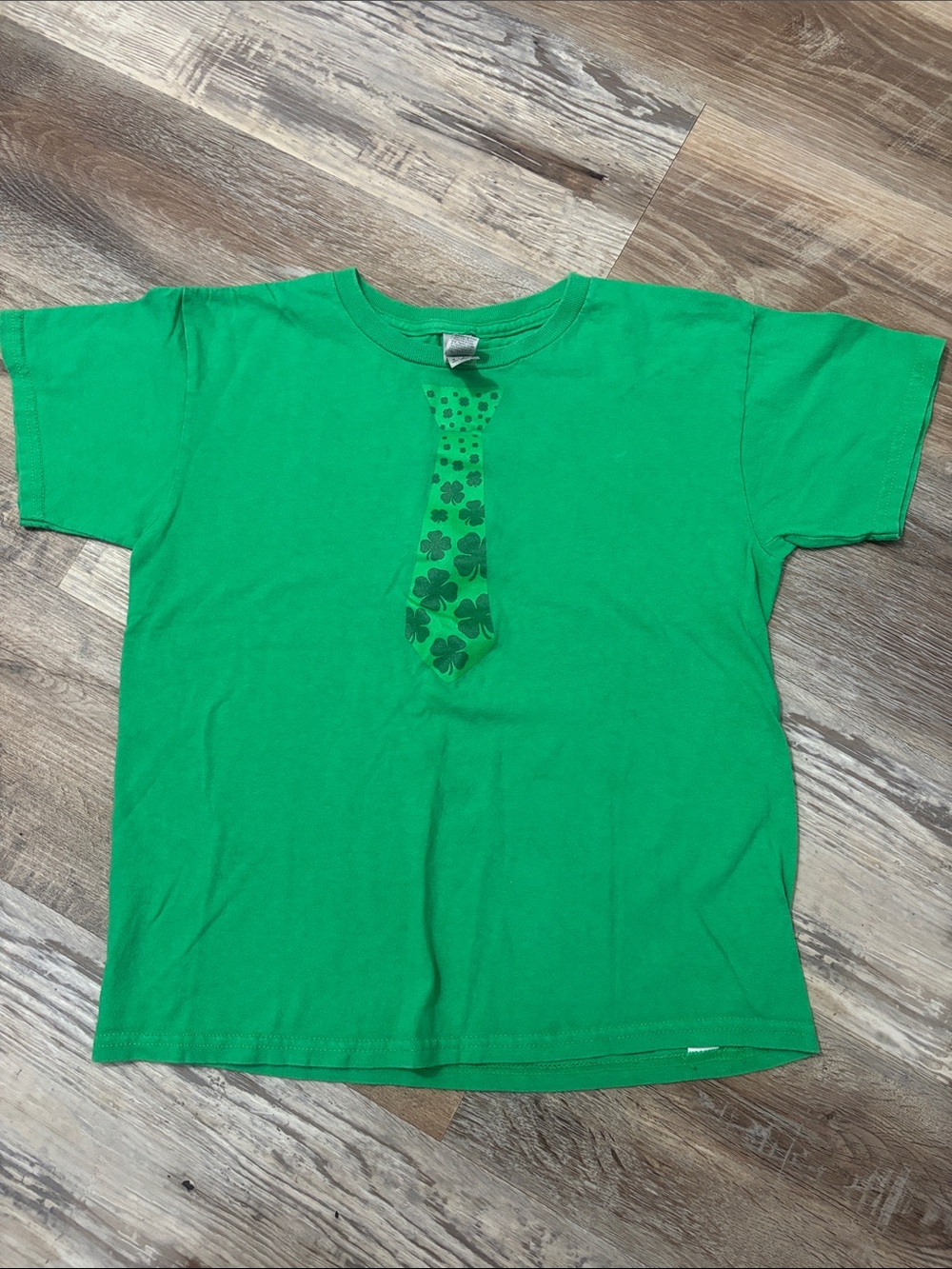 🍀 Green Kids T-Shirt with Shamrock Tie Graphic